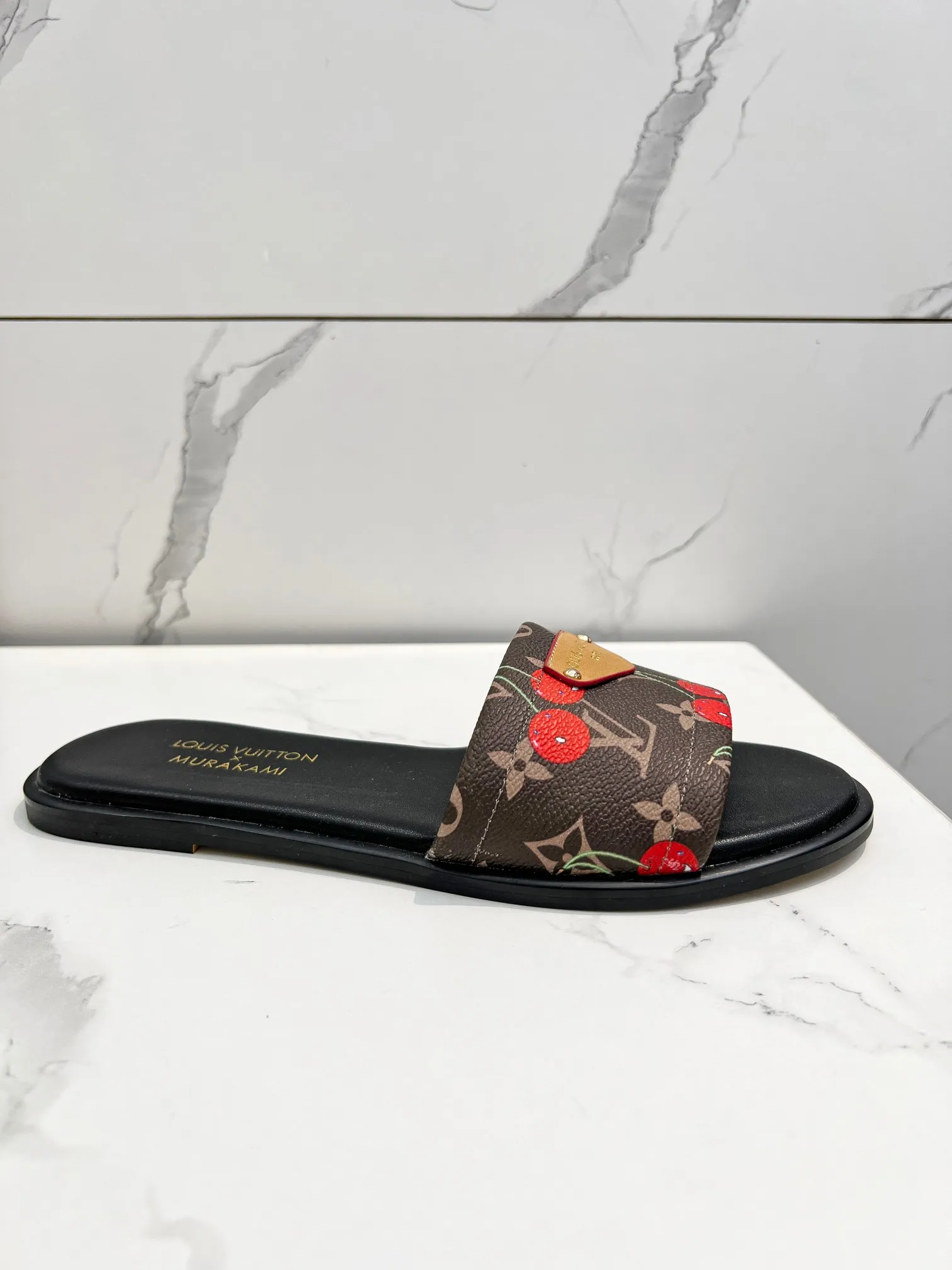 👟👟Ex-factory price 320👟👟 Genuine leather sole +40 Louis Vuitton, 1:1 advanced customization upper, fabric: customized LV special fabric, lining: sheepskin, original molding hardware, code number: 35-42, order with pictures, welcome to send pictures to place an order,